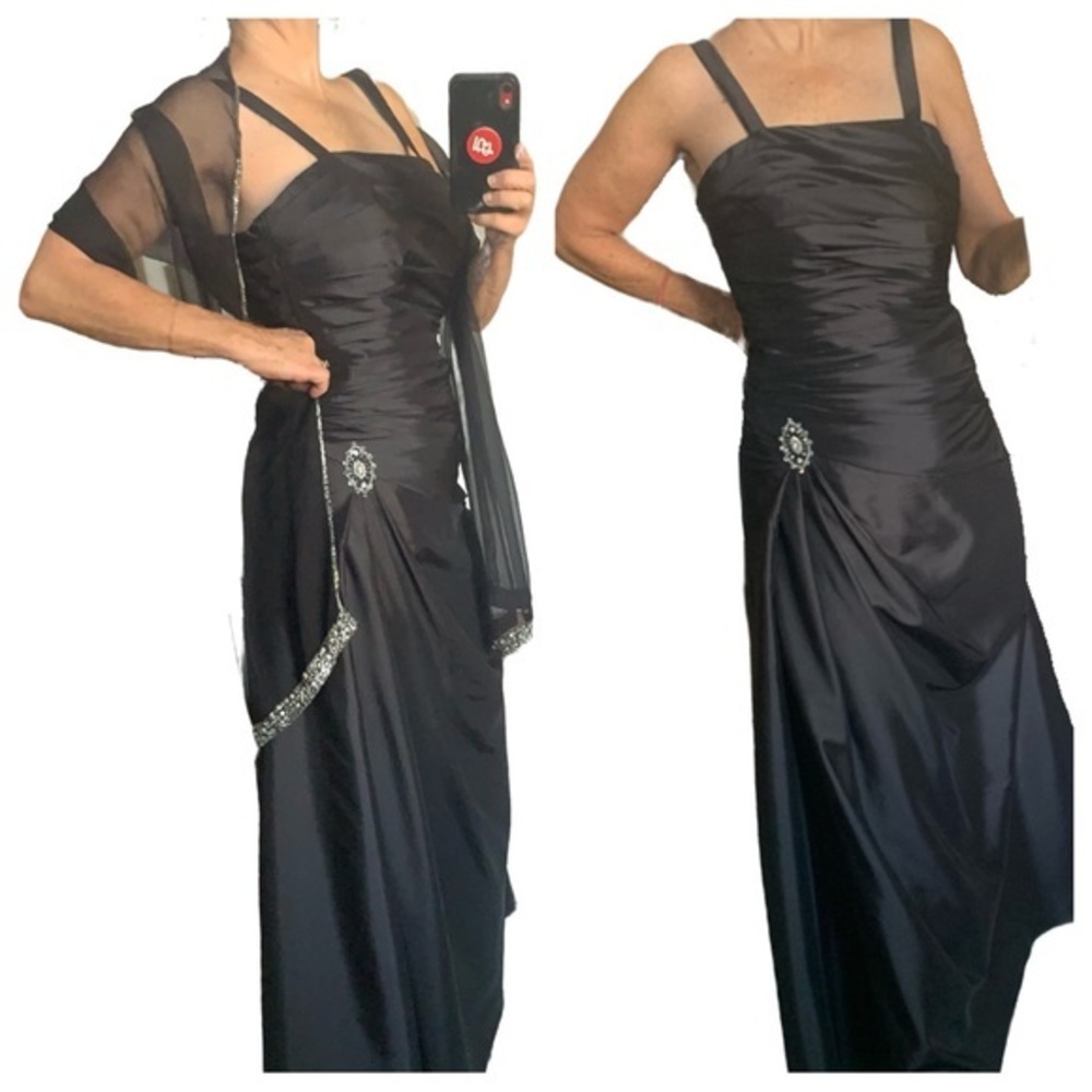Sz 8 Formal Black Taffeta Gown w Side Ruching and Crystal Appliqué.